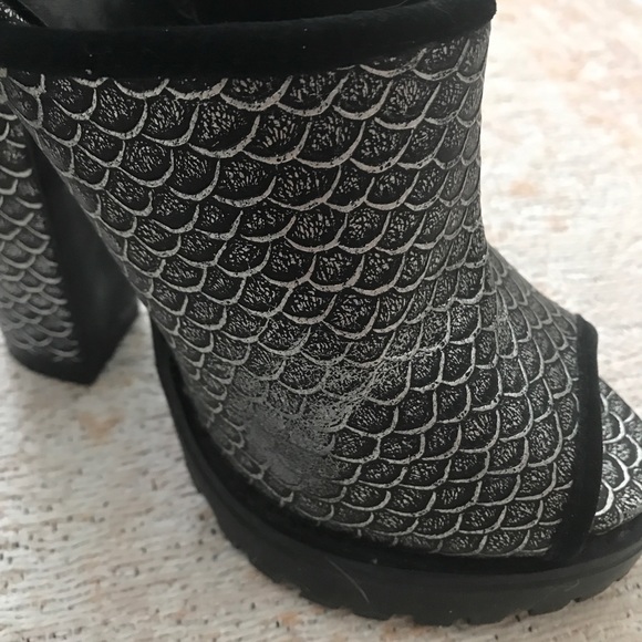 Shelly’s London Fish Scale Heels - Picture 5 of 7